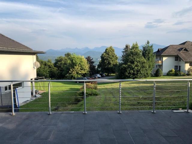 Velden View Ferienwohnung mit großer Sonnenterrasse und See- und Karawankenblick Velden am Wörthersee Exterior foto